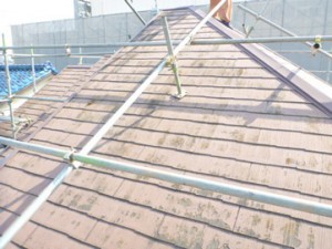 コロニアル屋根塗膜の剥れ
