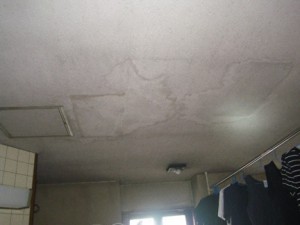天井の雨漏りのシミ跡