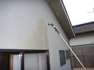 外壁ひび割れ部への散水調査