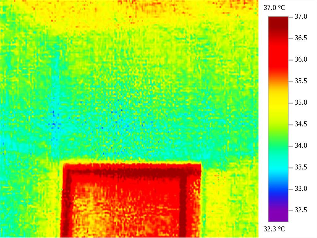 漏れているサッシの上部を赤外線サーモグラフィーにて撮影し、表面温度を測定しました。